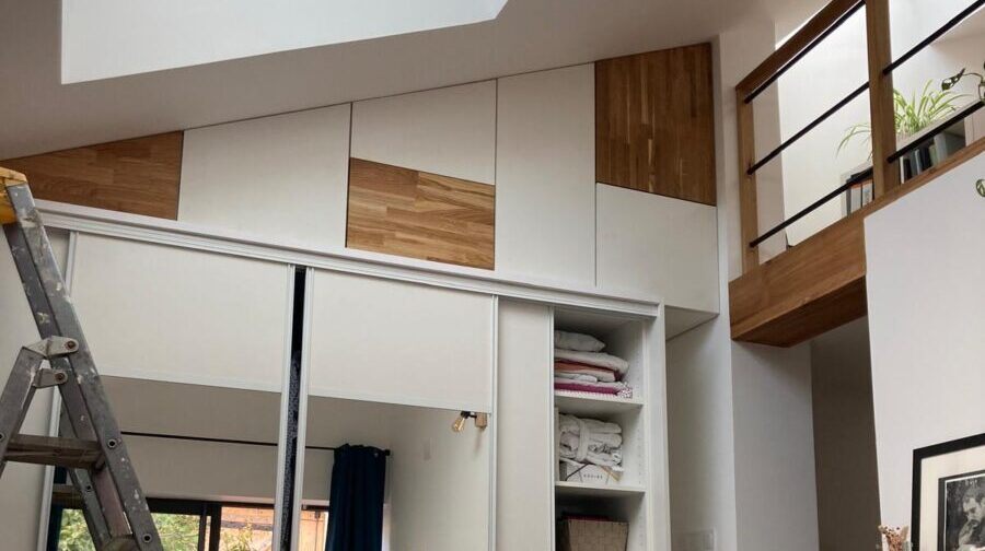 Aménagement de mezzanine avec dressing sur-mesure sous pente, fenêtre de toit Velux et garde-corps bois, réalisation Garcia Rénovation 49.