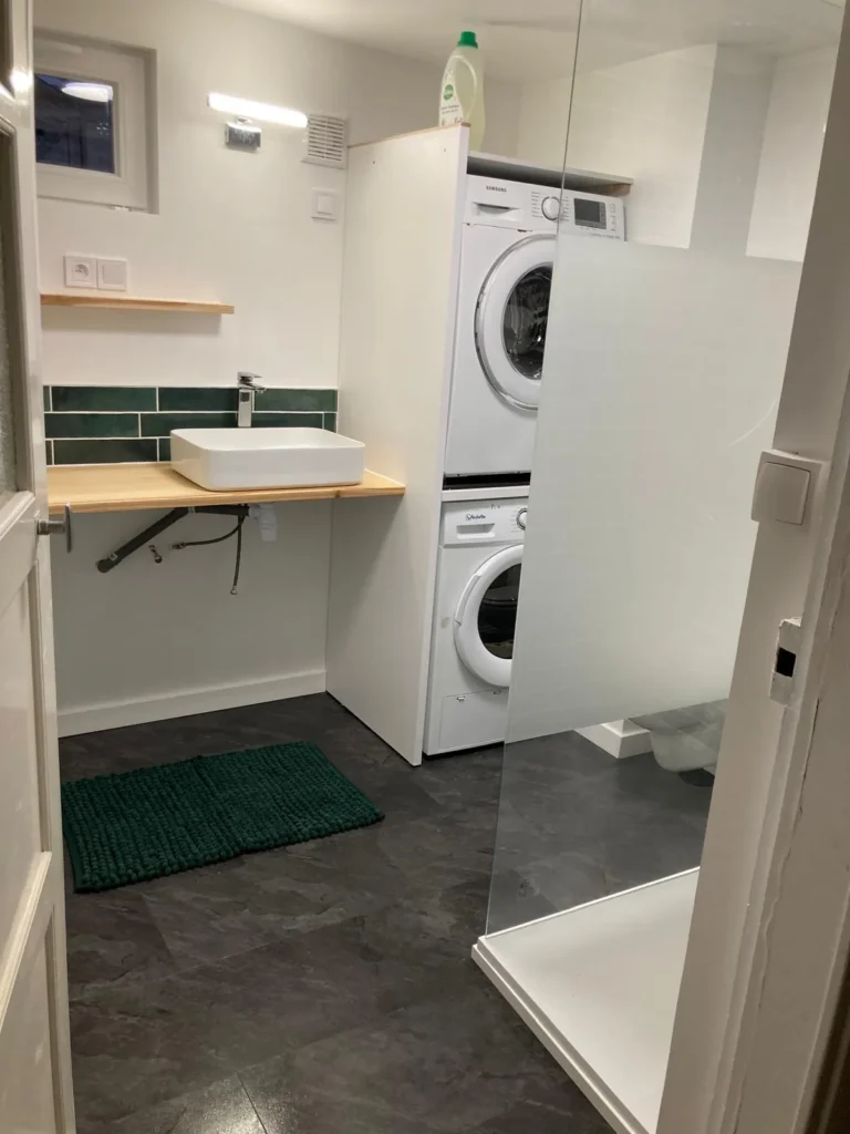Optimisation d'espace salle de bain et buanderie : douche, vasque sur-mesure et colonnes de lavage, réalisation Garcia Rénovation 49.