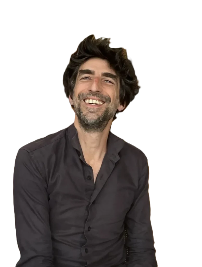 David Colorado, artisan créateur et gérant de Garcia Rénovation Intérieur à Angers.
