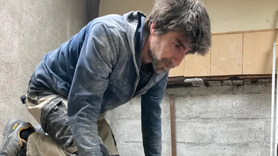 David Colorado, artisan de Garcia Rénovation, en plein travail de traçage et découpe sur un chantier de rénovation à Angers.