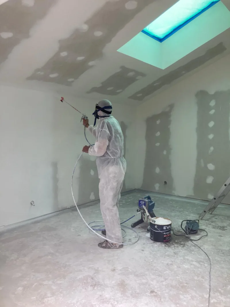 Application de peinture au pistolet Airless par David Colorado de Garcia Rénovation, finition de plafonds et murs à Angers.