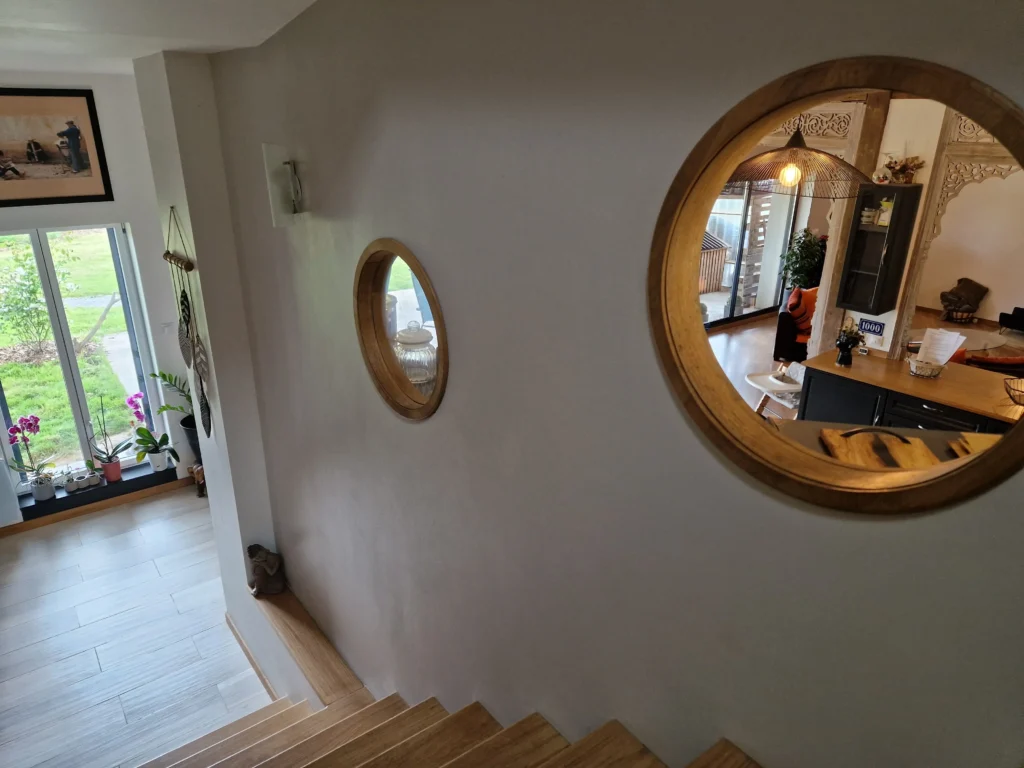 Création de hublots intérieurs sur-mesure en bois pour escalier, design original et apport de lumière naturelle, par Garcia Rénovation Intérieur Angers.