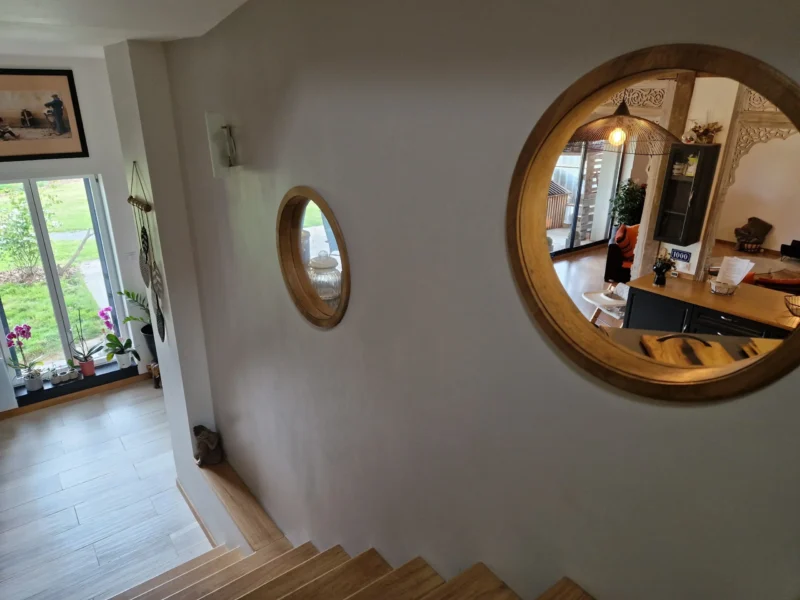 Création de hublots intérieurs sur-mesure en bois pour escalier, design original et apport de lumière naturelle, par Garcia Rénovation Intérieur Angers.