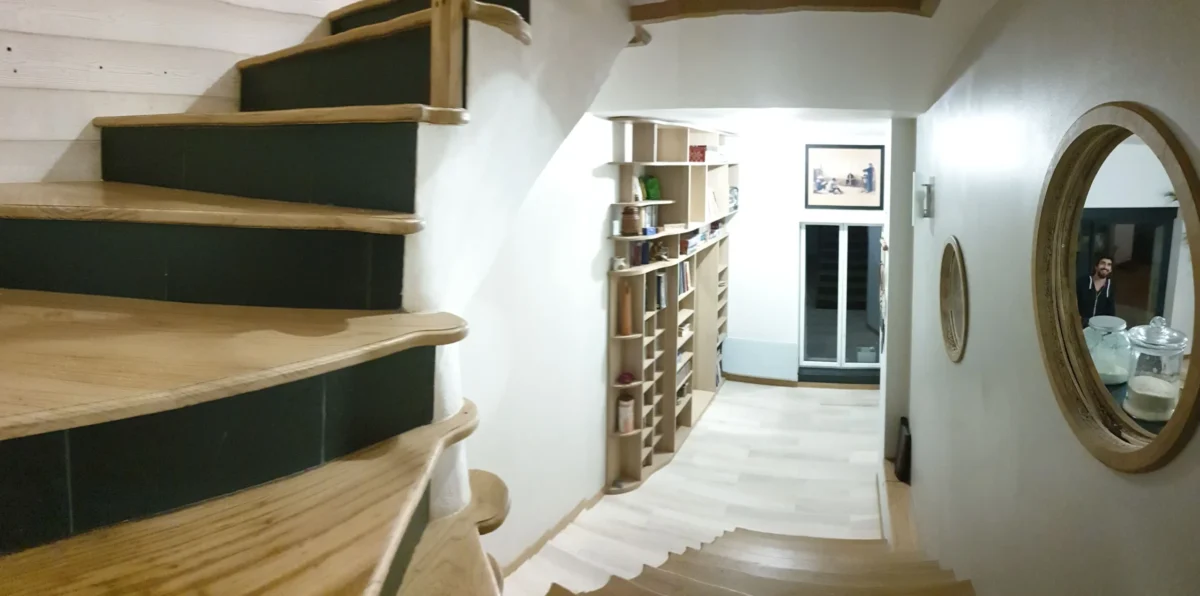 Habillage d'escalier sur-mesure en bois et ardoise avec création de bibliothèque et hublots, Garcia Rénovation Maine-et-Loire.