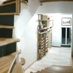 Habillage d'escalier sur-mesure en bois et ardoise avec création de bibliothèque et hublots, Garcia Rénovation Maine-et-Loire.
