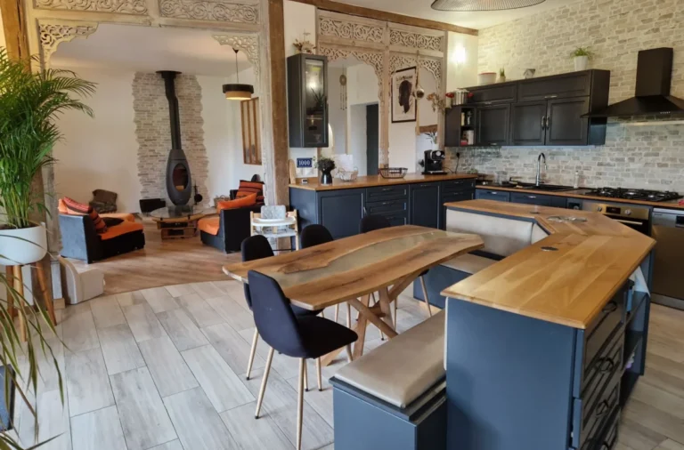 Îlot de cuisine sur-mesure avec bar, banquette intégrée et plan de travail en bois massif, conception par Garcia Rénovation Intérieur 49.