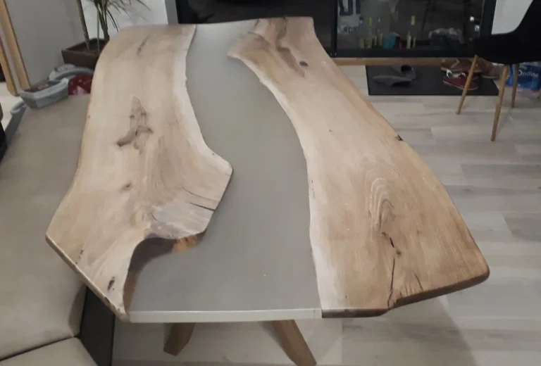 Table à manger rivière sur mesure en bois de chêne massif et résine époxy grise translucide, création artisanale Angers.