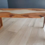 Table basse rivière artisanale en bois d'if massif et résine époxy blanche effet chute d'eau, Garcia Collection.