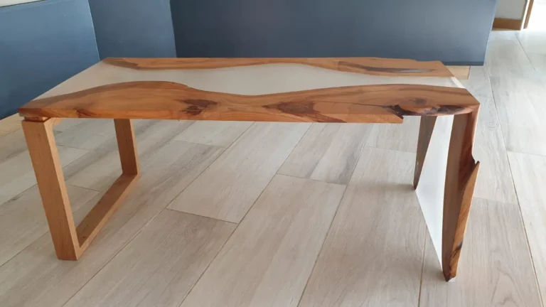 Table basse rivière artisanale en bois d'if massif et résine époxy blanche effet chute d'eau, Garcia Collection.