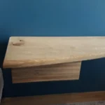 Table de chevet suspendue en chêne massif sur mesure, design épuré sans pieds, Garcia Collection.
