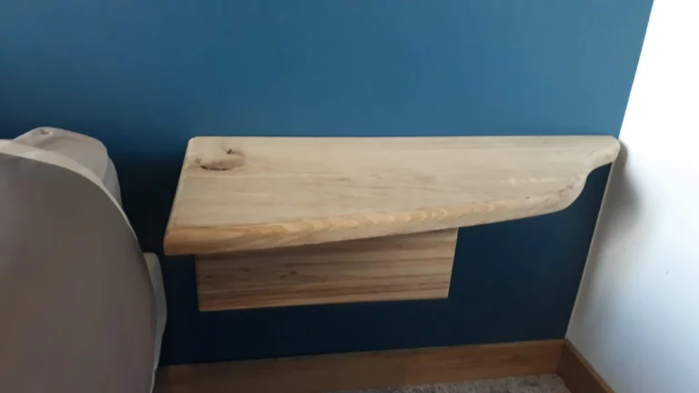 Table de chevet suspendue en chêne massif sur mesure, design épuré sans pieds, Garcia Collection.
