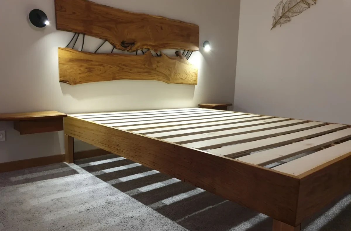 Lit en chêne massif artisanal avec tête de lit design en bois brut et résine réalisé à Angers par Garcia Rénovation.