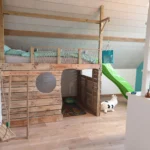 Aménagement complet de chambre d'enfant avec lit cabane sur mesure, toboggan intérieur et balançoire réalisé par Garcia Rénovation.
