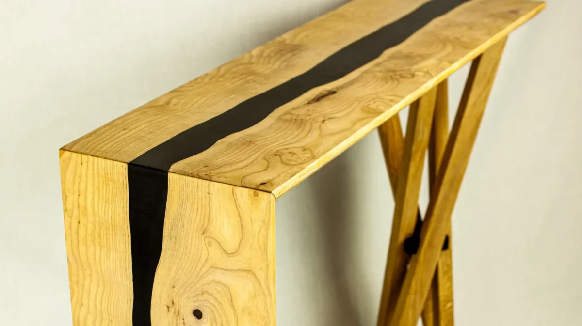 Console design en bois live edge et résine époxy noire avec pied croisé aérien, création artisanale Garcia Collection à Angers.