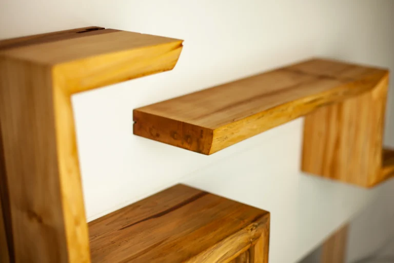 Étagère murale design flottante en bois massif avec fixations invisibles et lignes géométriques, création Garcia Collection à Angers.