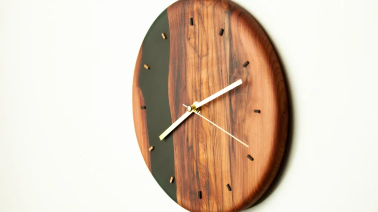 Horloge murale artisanale ronde en bois massif et résine époxy noire avec aiguilles