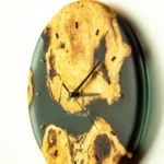 Horloge murale artisanale en loupe de bois massif et résine époxy noire, création unique Garcia Collection à Angers.
