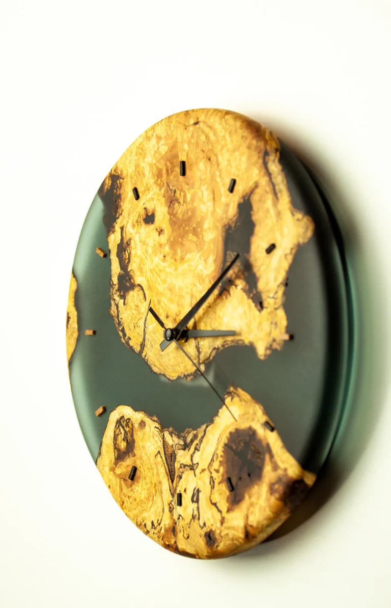 Horloge murale artisanale en loupe de bois massif et résine époxy noire, création unique Garcia Collection à Angers.