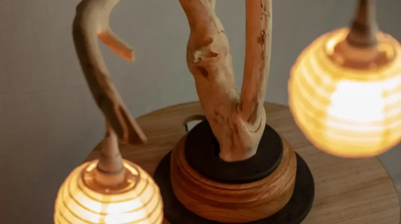 Lampe à poser artisanale en bois flotté avec double éclairage et socle en bois massif, création Garcia Collection à Angers.