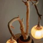 Lampe à poser artisanale en bois flotté avec double éclairage et socle en bois massif, création Garcia Collection à Angers.