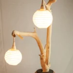 Lampe design en bois flotté naturel avec deux globes lumineux en papier plissé et socle circulaire en bois, Garcia Collection Angers.