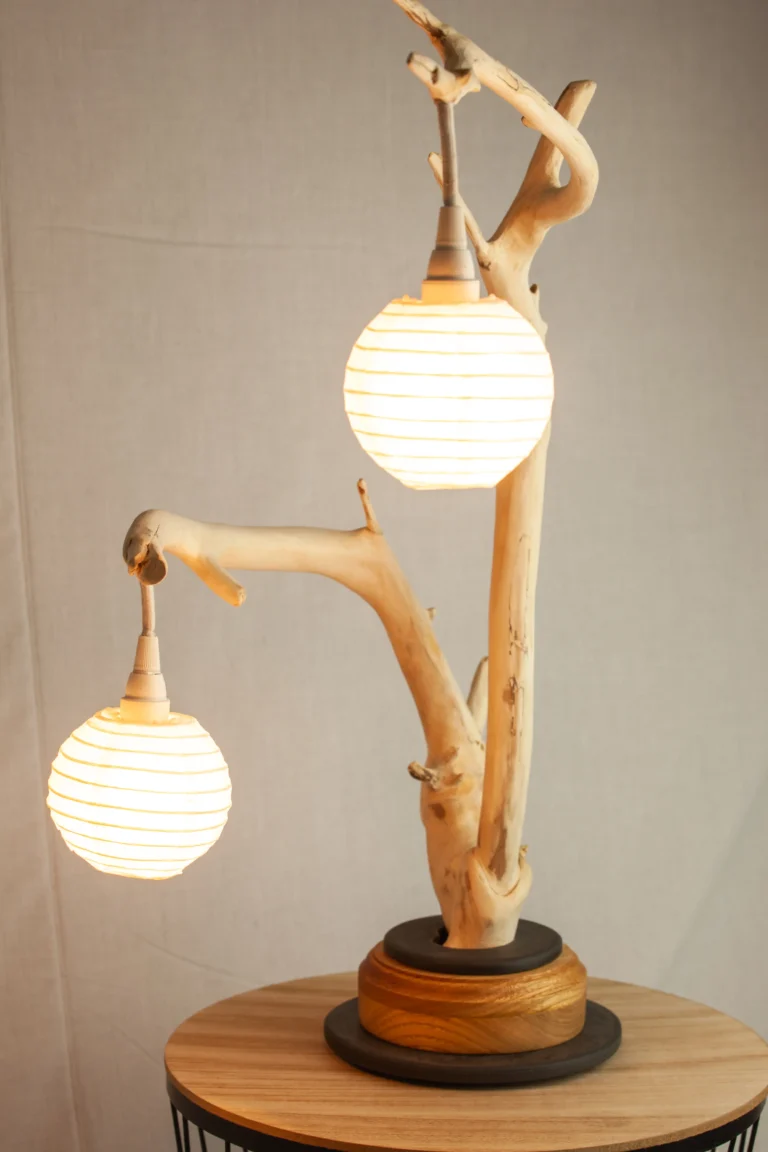 Lampe design en bois flotté naturel avec deux globes lumineux en papier plissé et socle circulaire en bois, Garcia Collection Angers.