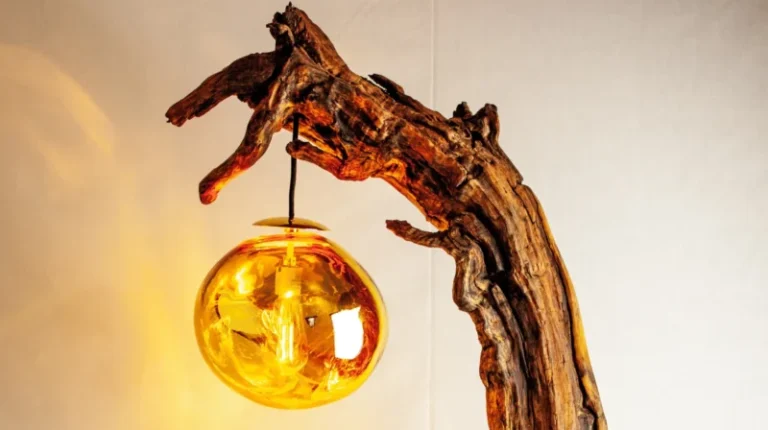 Lampe sculpture monumentale en bois brut noueux avec globe lumineux ambré suspendu, pièce unique Garcia Collection.