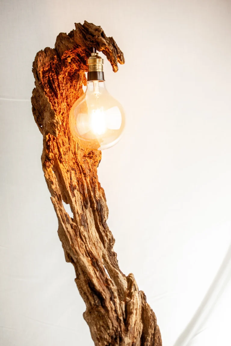 Lampe sculpture en bois brut avec ampoule globe ambrée, création Garcia Collection