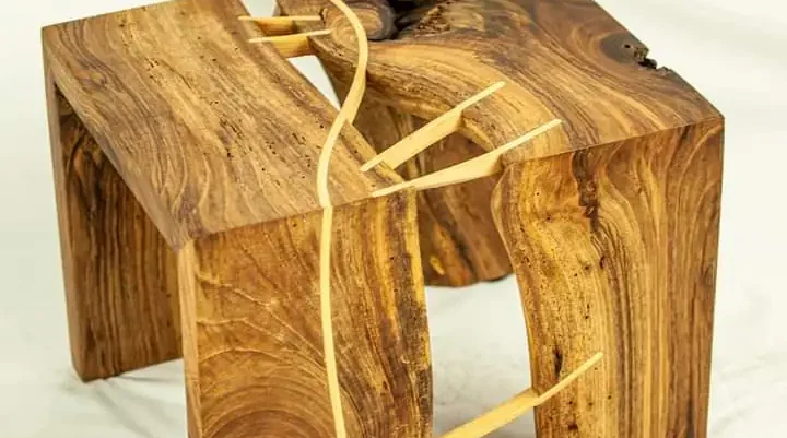 Petite table d'appoint en bois massif avec incrustations complexes et intégration de veinages contrastés, artisanat d'art Garcia Collection.