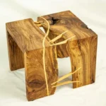 Petite table d'appoint en bois massif avec incrustations complexes et intégration de veinages contrastés, artisanat d'art Garcia Collection.