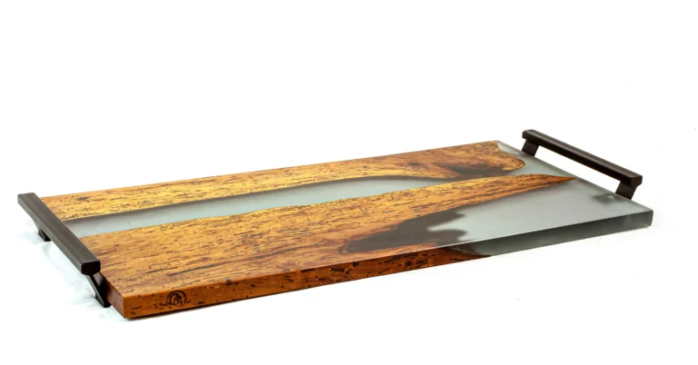 Planche à découper et de présentation en bois live edge et résine époxy translucide avec poignées noires industrielles, création Garcia Collection.