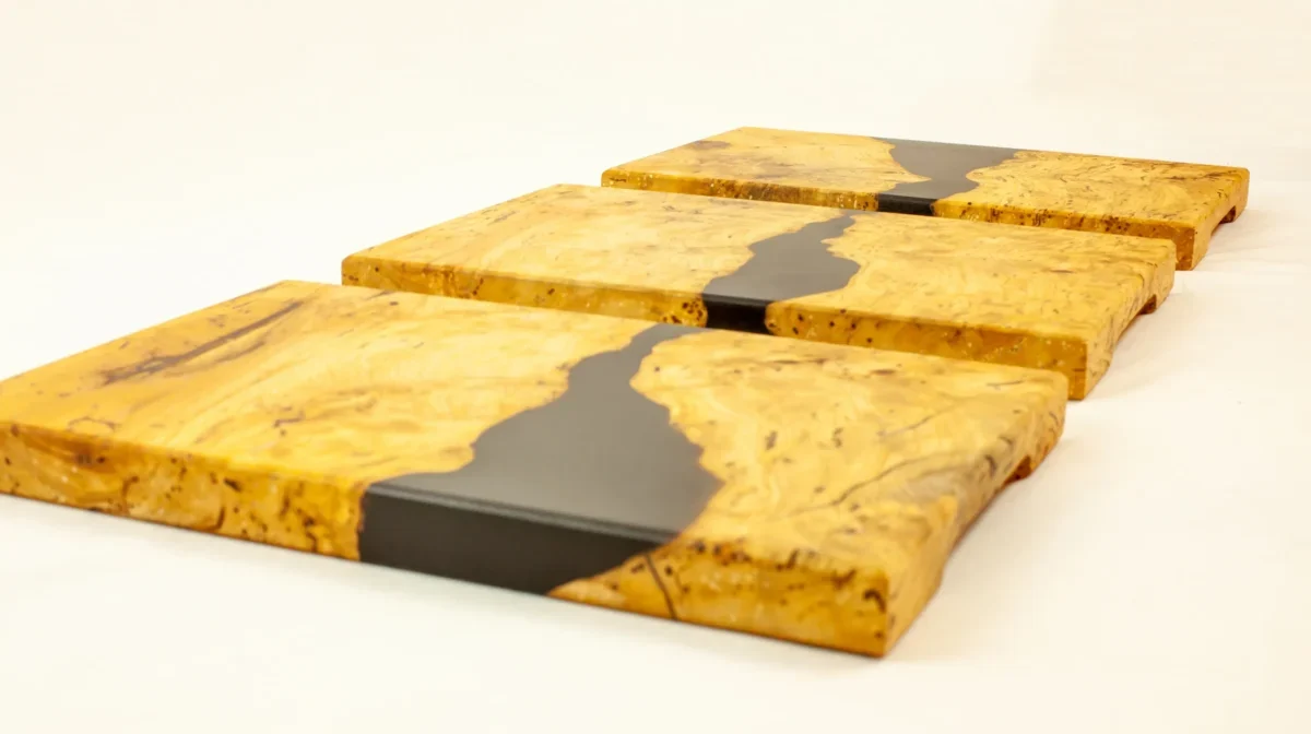 Collection de planches à découper artisanales en bois précieux et résine époxy noire type "river table", Garcia Collection à Angers.