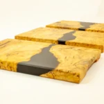 Collection de planches à découper artisanales en bois précieux et résine époxy noire type "river table", Garcia Collection à Angers.