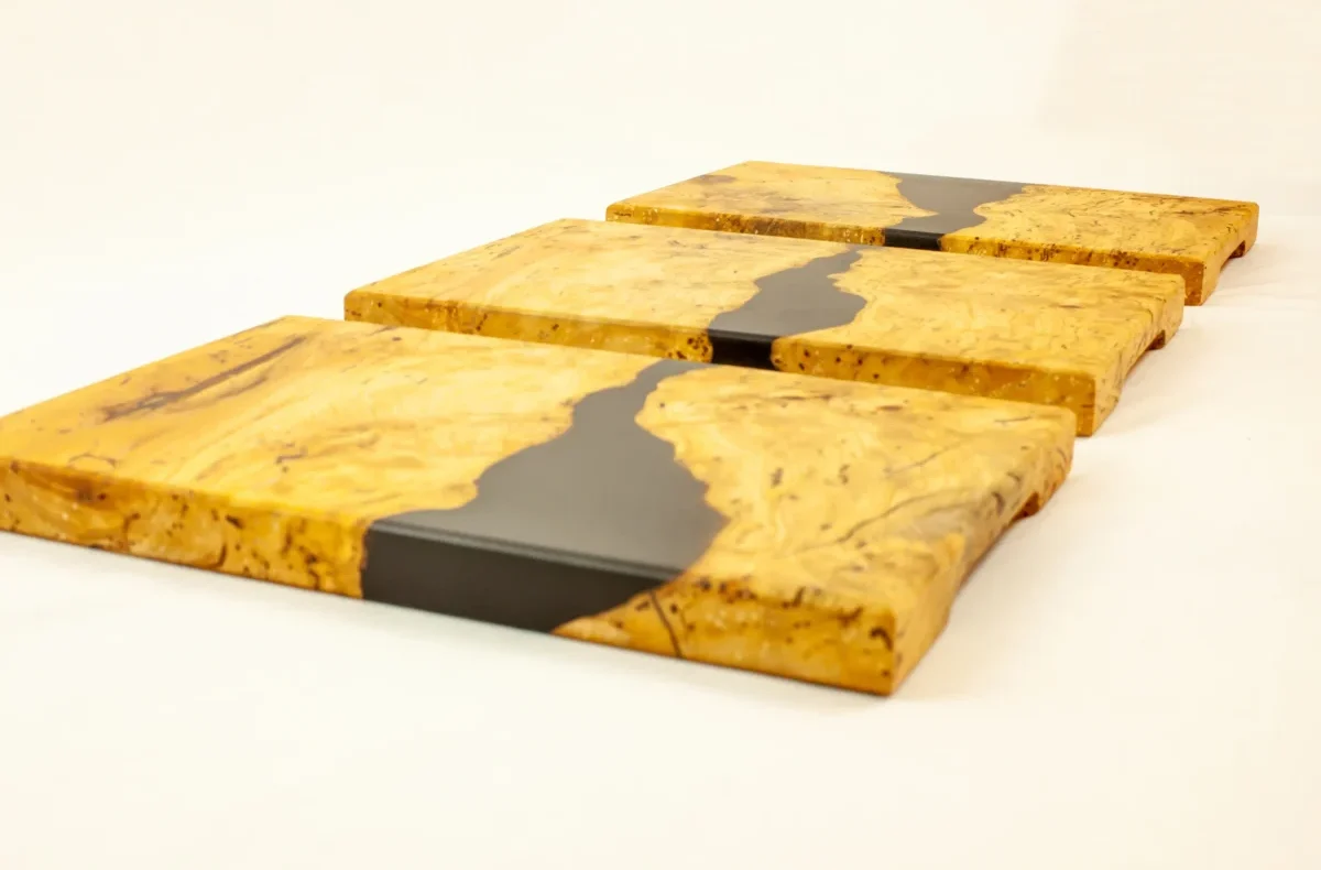Collection de planches à découper artisanales en bois précieux et résine époxy noire type "river table", Garcia Collection à Angers.