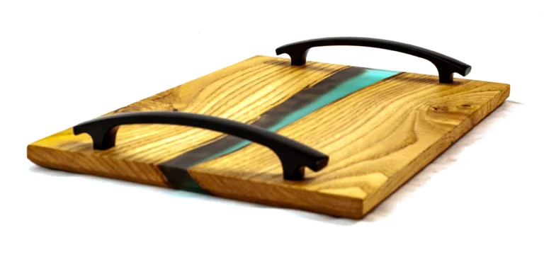Planche apéritive artisanale en bois de frêne et résine époxy turquoise translucide avec poignées ergonomiques noires, Garcia Collection.