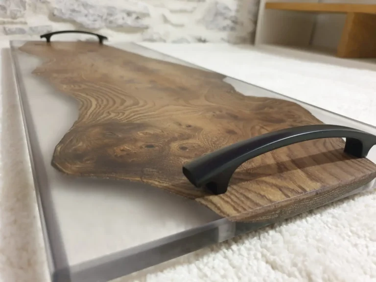 Plateau de service artisanal en loupe de bois massif et résine époxy translucide avec poignées noires bombées, Garcia Collection.