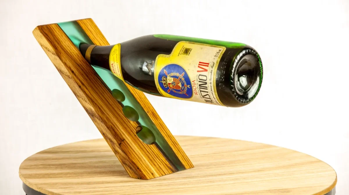 Porte-bouteille de table design et présentoir gravitaire unique en bois massif et résine époxy bleue translucide, création artisanale Garcia Collection à Angers.