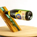 Porte-bouteille de table design et présentoir gravitaire unique en bois massif et résine époxy bleue translucide, création artisanale Garcia Collection à Angers.
