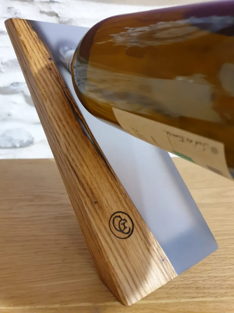 Présentoir à vin design en bois et résine époxy effet givré, logo Garcia Collection gravé.