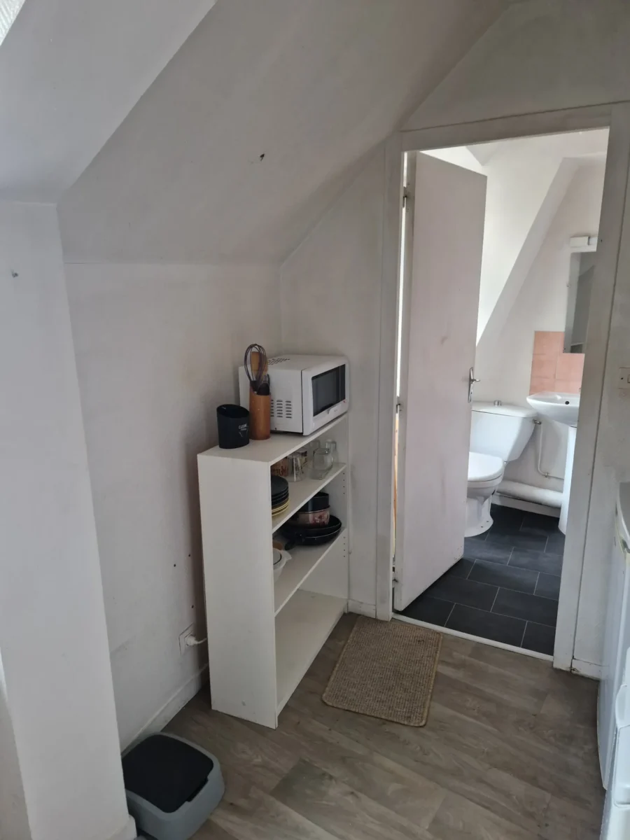État d'une pièce mansardée avant travaux de rénovation et d'aménagement de cuisine, Garcia Rénovation Angers.