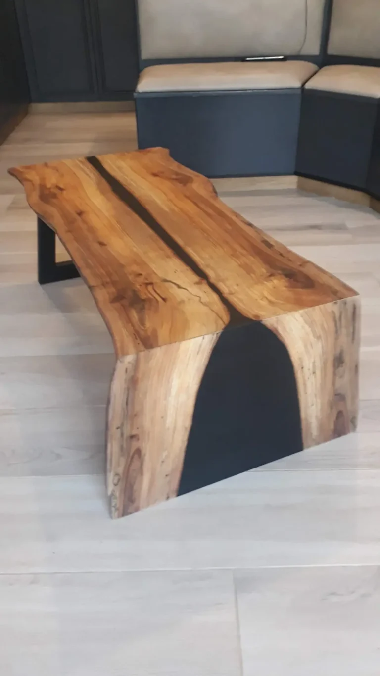 Table basse design en bois massif et résine époxy noire avec bordure en cascade (waterfall), création artisanale.