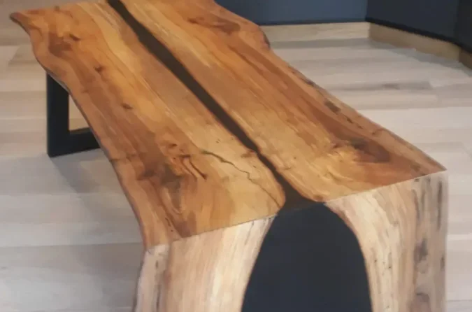 Table basse design en bois massif et résine époxy noire avec bordure en cascade (waterfall), création artisanale.