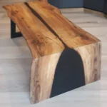 Table basse design en bois massif et résine époxy noire avec bordure en cascade (waterfall), création artisanale.