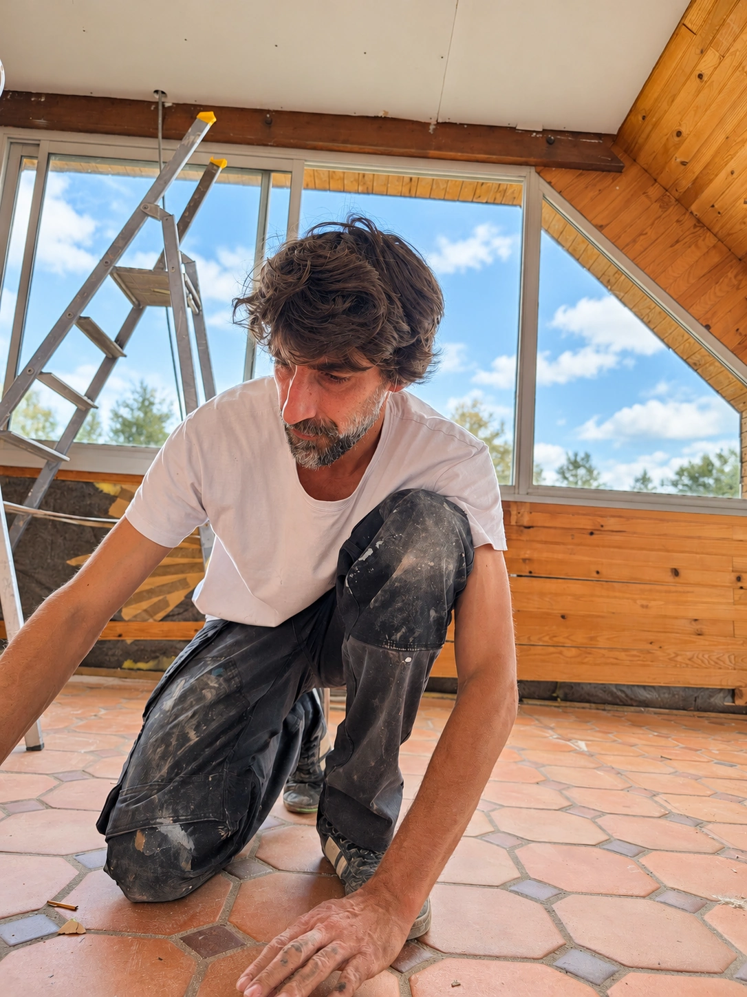 David Colorado, artisan multi-services de Garcia Rénovation, sur un chantier près d'Angers