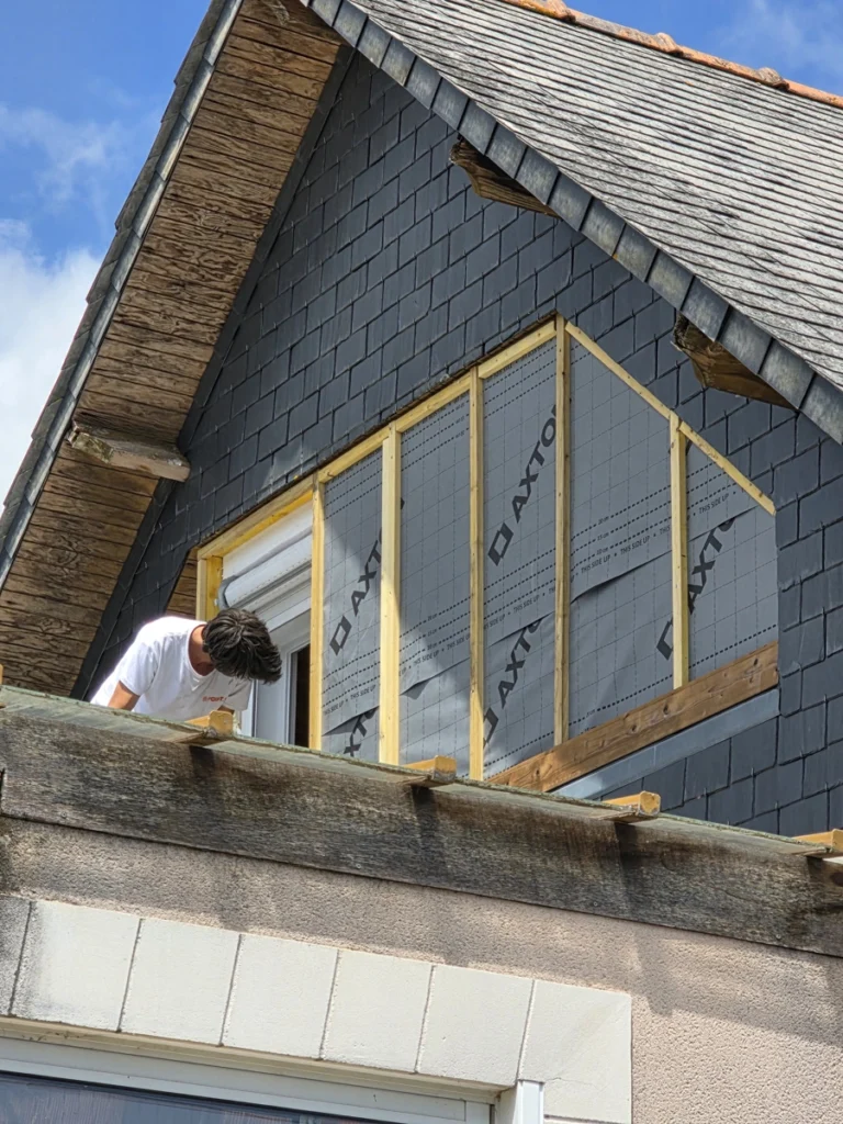Ossature bois et pare-pluie d'une lucarne en rénovation, chantier Garcia Rénovation (49)