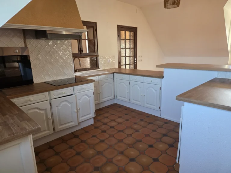 Cuisine après rénovation avec plans de travail en bois et sol en tomettes, Garcia Rénovation (49)