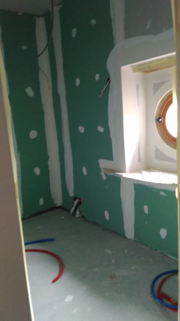 Salle de bain en cours de travaux avec plaques de plâtre hydrofuges, chantier Garcia Rénovation (49)
