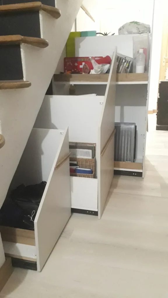 Rangement sous escalier à tiroirs coulissants, aménagement sur mesure Garcia Rénovation