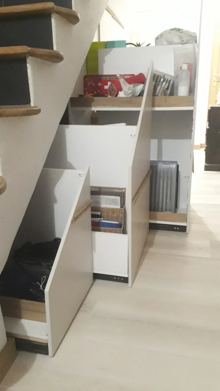 Rangement sous escalier à tiroirs coulissants, aménagement sur mesure Garcia Rénovation
