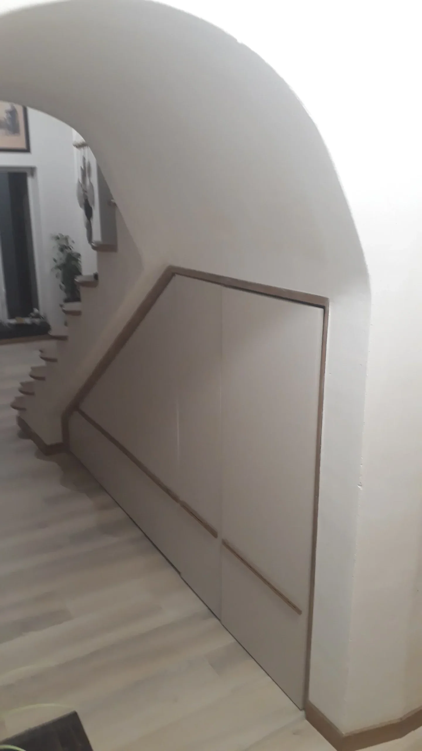Placard sous escalier avec façade affleurante, aménagement sur mesure près d'Angers